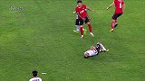 中超-17赛季-野牛完美诠释躺枪含义 辽足杨皓起跳落地一脚踩到野牛肚子-花絮