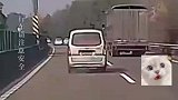 高速路面包车自燃留下一条火龙
