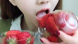 吃冰小姐姐吃冰块草莓，看她一口口咬的，真的好想吃！