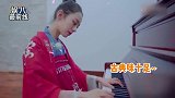 古典美不分国界！吉娜首次尝试穿汉服弹钢琴，表情陶醉太有韵味了
