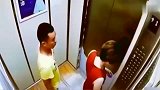 女子在电梯里背对着小伙，要不是监控，谁会知道她可怕的经历