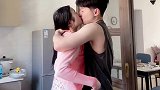 挑战拉女友脖子亲亲昊昊 情侣日常