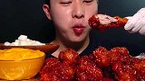 小伙直播吃BBQ调味炸鸡配上芝士酱，一口一个真是很过瘾的感觉