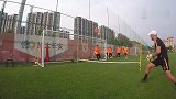 鲁能门将训练超卖力 左飞右闪宛如扑球机器