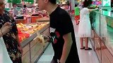 小伙子超市一时兴起，高歌一曲