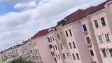 螃蟹卡在窗户上，屋主想不出它怎么上去的！