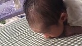 小宝宝才出生十天就能这么抬头了，好厉害的宝宝啊
