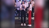 两个美女边说边跳！你喜欢哪一个呢？