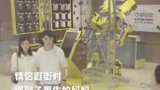 男生带聋哑女友逛街遇妈妈，女孩自卑转身离去