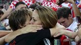 克罗地亚点球淘汰丹麦 莫德里奇狂奔看台拥吻妻子