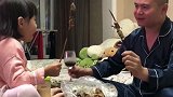 女儿陪爸爸吃烧烤，当看到接下来的那一幕，令无数男同胞羡慕！