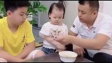 爸爸本想让妹妹好好吃饭，就打了哥哥一下，没想到妹妹会这样做