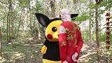 奥特曼真人版：皮卡丘自不量力挑衅怪兽，差点小命不保