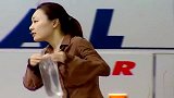 街头恶搞路人：路人表示很无辜，路人：我真的没有碰担架啊