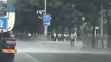 万能洒水车，男子因为跟洒水车赛跑提前分钟到公司上班！