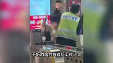 深圳一女子拒绝安检不听劝阻，追打地铁安检员，警方：已行拘！