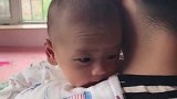 刚满月的宝宝会抬头了，小可爱这也太厉害了吧