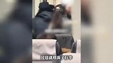 列车过道行李堆积，老人不满动手掐女生脖子辱骂并吐口水