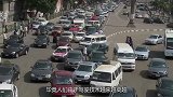 开车时喝水有多危险？老外用假人实验，看完你还敢这样做吗？