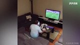 暴躁老哥看球断断续续 怒砸电视手撕电脑