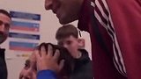 与佩德里见面时，一名小球迷当场哭崩不能自已