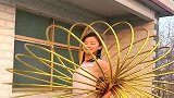 乡村女人真厉害，一次性可以转动几十个塑料圈，太厉害了！