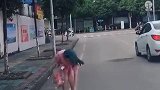当小姐姐一弯腰，接下来一幕，对不起，我不厚道的笑了