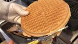 小伙拿华夫饼装“扭曲”的冰激凌，成型太稀罕，美女抢着买2份！