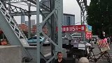 每一个靠自己双手努力生活的人，都值得被尊重