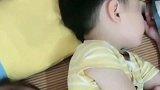 妹妹搂着小哥哥睡觉，掀开被子后被眼前的画面惊艳，太有爱了