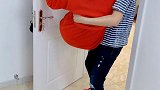 他闺女在房间擦门