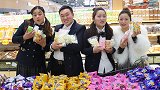 校园剧:元旦晚会,老师带同学们去超市采购了一大车零食,真开心