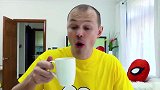 小女孩阻止爸爸，不让他吃太多巧克力