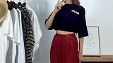 你们觉得这件白色衣服好看吗 我今天的表情有点酷哦