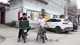 小伙跑摩的，没想到被小夫妻俩套路了，结局太搞笑了