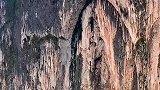 贵州悬崖上的巨大“马蹄印”，中间还有一张雷震子的面孔