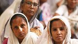 两万多名印度寡妇齐聚此城，所有寡妇都惨遭厄运，老寡妇也不例外