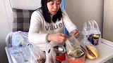 医生说可以出院了，徐霞高兴坏了吃饭格外香，海涛却说想多住几天