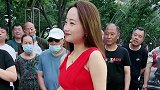 资深美女街头翻唱《一路向北》，大叔纷纷围观