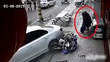 惊险！新手女司机油门当刹车 撞翻路边俩老人