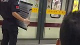 地铁上的暖心一幕，残障人士无障碍上下车