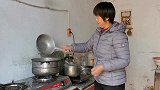 亲家母第一次来家，大妮一大早起来做可口饭，生怕亲家母吃不习惯