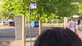 看看日本女球迷如何“追”星 久保建英现身瞬间开启酷跑模式