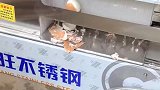 农民研发出鸡蛋剥壳机，一秒钟剥一个鸡蛋太快了！