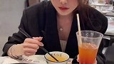 和女友去吃饭，结果门牙掉了