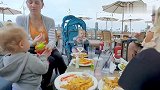 五胞胎在外用餐，一眼望去好多薯条，宝宝们吃的超过瘾