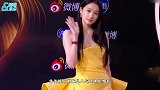隔空秀恩爱，关晓彤与鹿晗佩戴情侣耳机，穿其创立品牌衣服