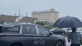 下雨天打伞洗车，有这媳妇是我的福气