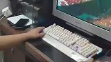 科技高速发展的当下，男子竟还在使用大头显示屏