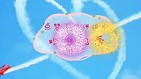 宝宝穿着纸尿裤游泳，不料宝宝刚上岸，一旁爸爸就笑喷了